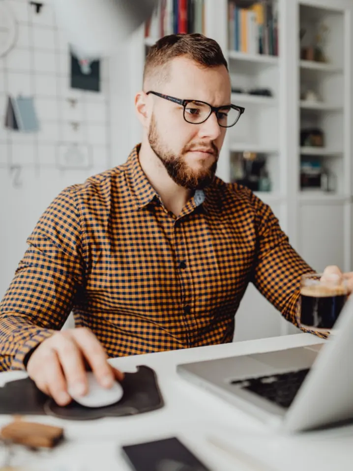 Asiantuntija työskentelee keskittyneesti tietokoneella – tarkka analyysi ja digitaalinen työskentely