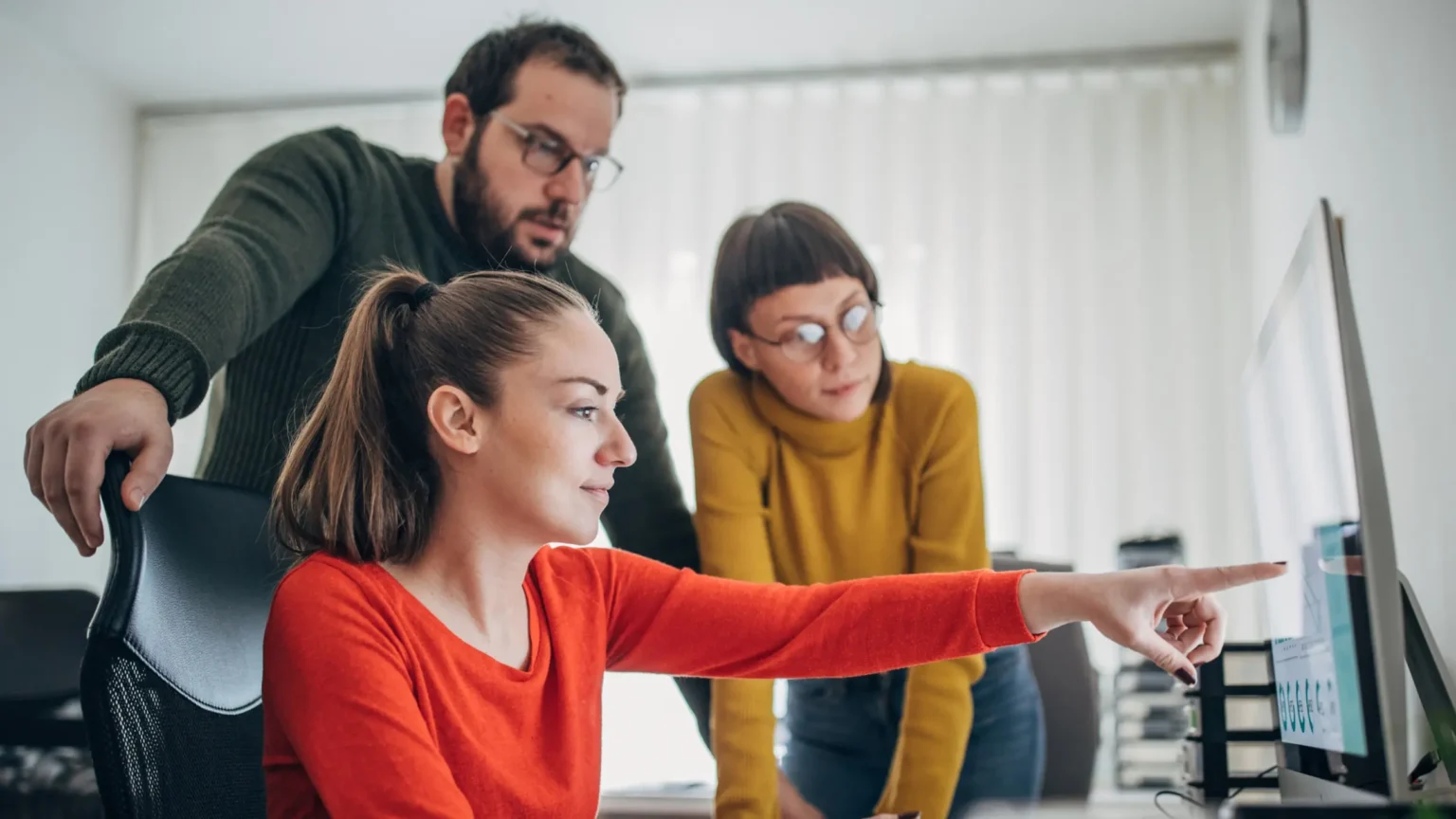Tiimi analysoi tietoa näytöltä ja tekee päätöksiä yhdessä – digitaalinen suunnittelu ja yhteistyö
