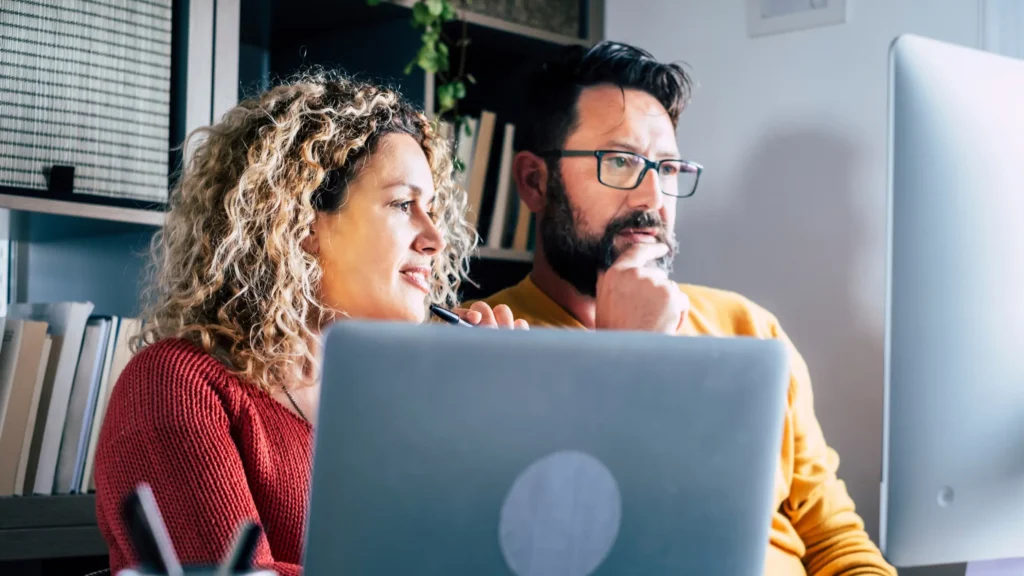 Rakennusprojektin analyysi ja päätöksenteko tietokoneella – Tilavista asiantuntijat työskentelevät yhdessä