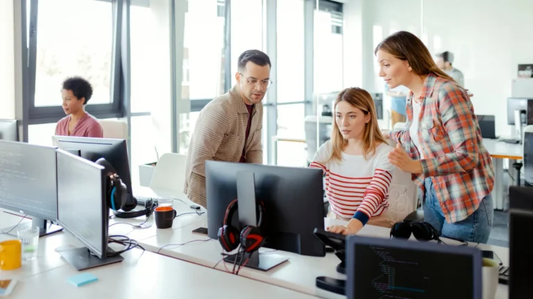 Asiantuntijatiimi analysoi dataa ja kehittää digitaalisia ratkaisuja yhdessä